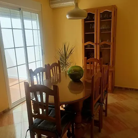 Adosado Con Azotea Andaluza Y Patio, Junto A La Playa